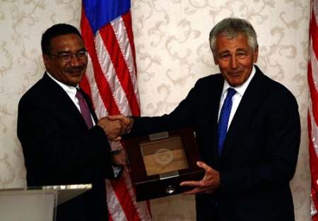 Ông Chuck Hagel và Bộ trưởng Quốc phòng Malaysia, Datuk Seri Hishammuddin Hussein trong cuộc gặp ngày 25/8 tại Kuala Lumpur.